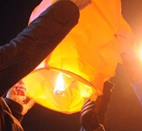 Lampión šťastia v Nitre priniesol žene smolu, pristál na terase panelového domu a spôsobil požiar Lampión šťastia v Nitre priniesol žene smolu, pristál na terase panelového domu a spôsobil požiar