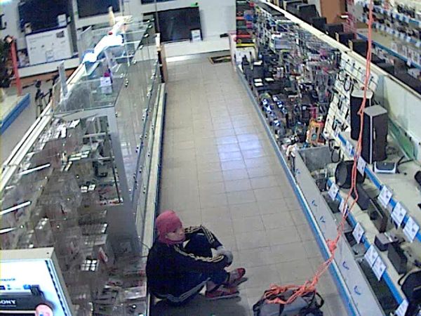 Originálne Vianočné nákupy, do predajne s elektronikou sa spustil po lane