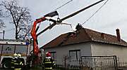Vetroň spadol na strechu rodinného domu, 2.4.2016_2